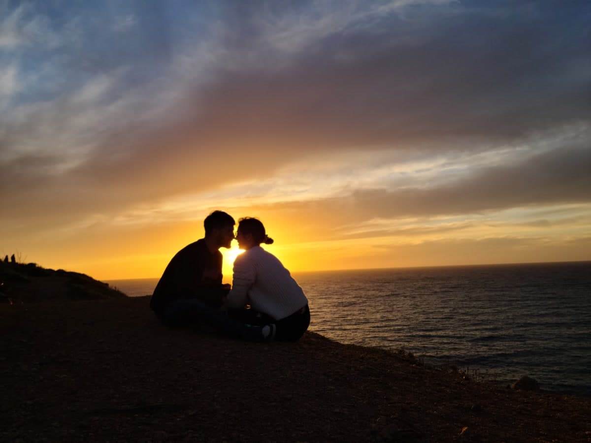 Elisa y Juan David al atardecer, frente al mar